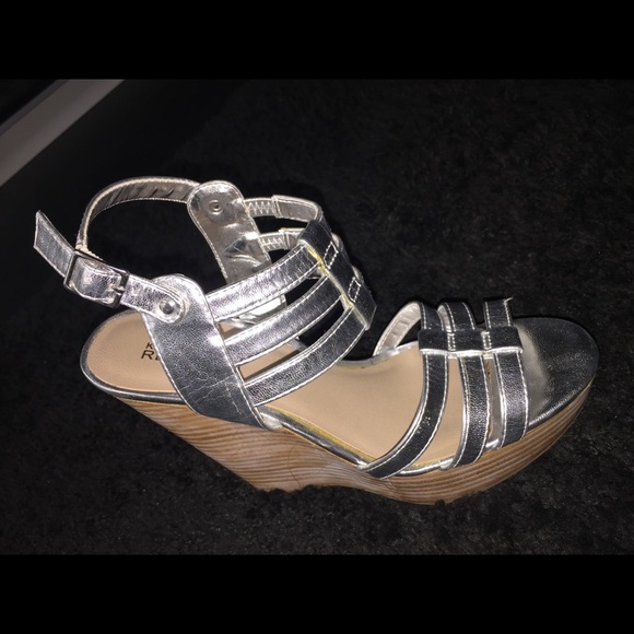 Kenneth Cole silver strapped wedges 👡 👡 - Picture 3 of 7
